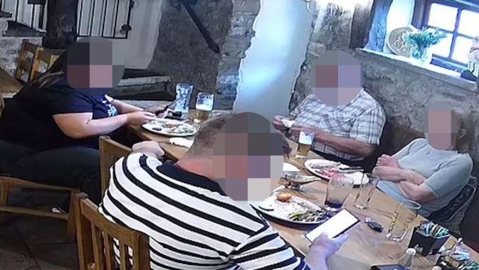 Restaurant obligat să plătească 90.000 € unei familii acuzate că nu a achitat nota