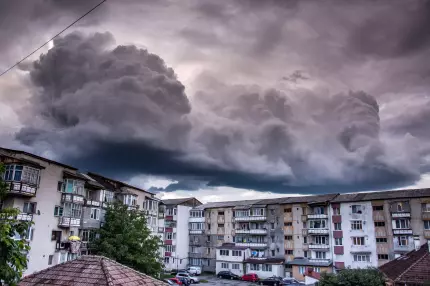 Meteo: Opt judeţe, sub cod galben de ploi torenţiale, cu fulgere şi tunete. Vremea se răceşte în toată ţara