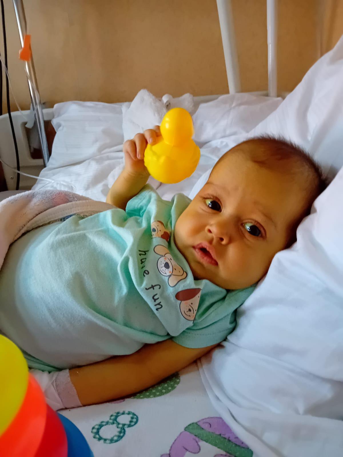 La 8 luni, David are ciroză hepatică de gradul IV și luptă să trăiască. Singura șansă la viață: un transplant hepatic în Italia!