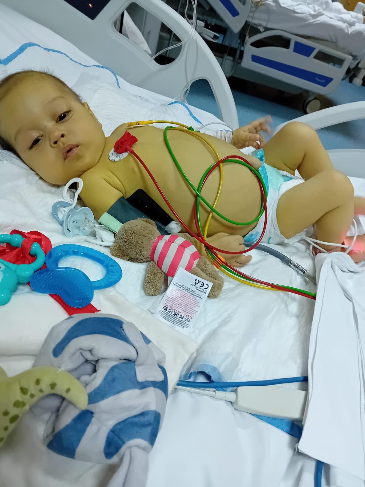 La 8 luni, David are ciroză hepatică de gradul IV și luptă să trăiască. Singura șansă la viață: un transplant hepatic în Italia!