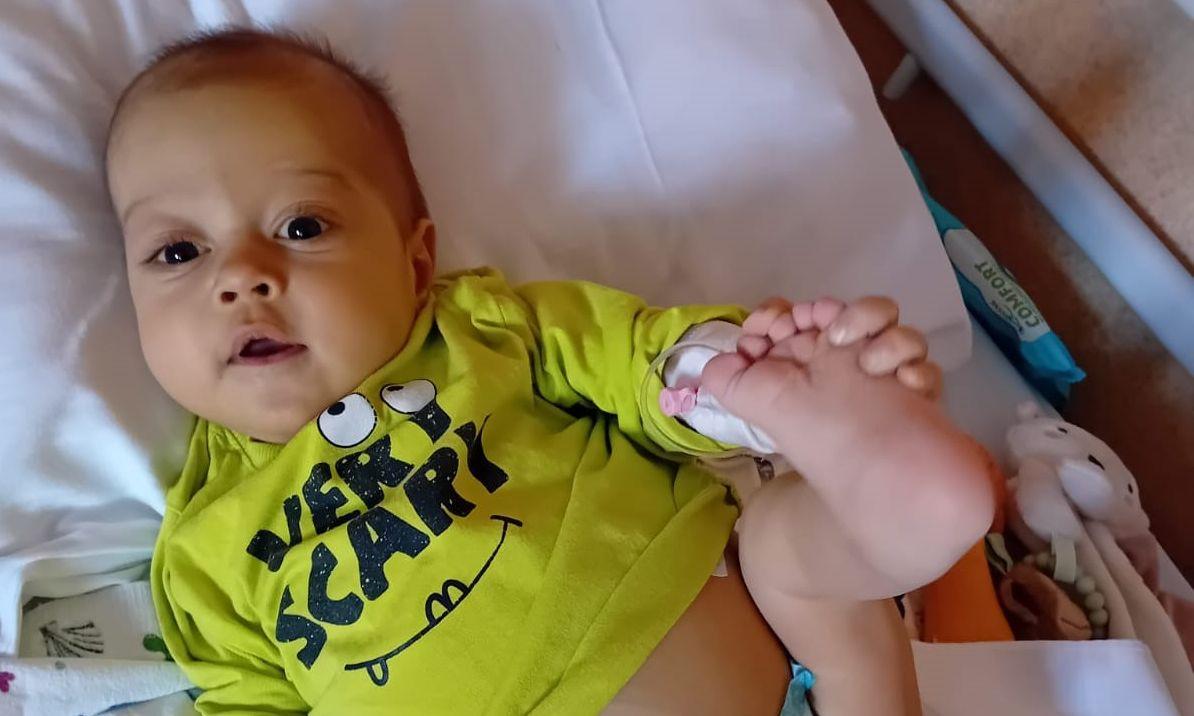 La 8 luni, David are ciroză hepatică de gradul IV și luptă să trăiască. Singura șansă la viață: un transplant hepatic în Italia!