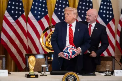 Donald Trump şi Gianni Infantino, preşedintele FIFA, la Task Force-ul din SUA prentru organizarea Cupei Mondiale Cum vrea Trump să aducă pacea în Ucraina folosindu-se de Cupa Mondială din 2026, organizată de SUA