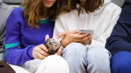 Ce este "autismul virtual", boala de care tot mai mulţi copii suferă din cauza expunerii la telefonul mobil şi tabletă