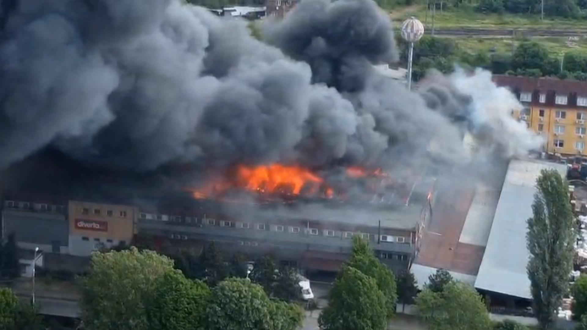Incendiu extins pe 1200 mp in cartierul Giulesti din Capitala