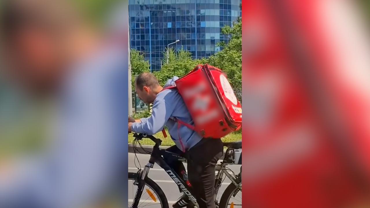 Imagine emoţionantă în Bucureşti: Un livrator surprins cu copilul pe bicicletă, în timp ce îşi ducea comenzile. Micuţul adormise în scaunul său