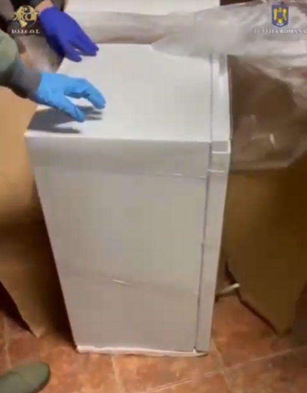 Ce au descoperit poliţiştii clujeni în frigiderul unui tânăr de 31 de ani