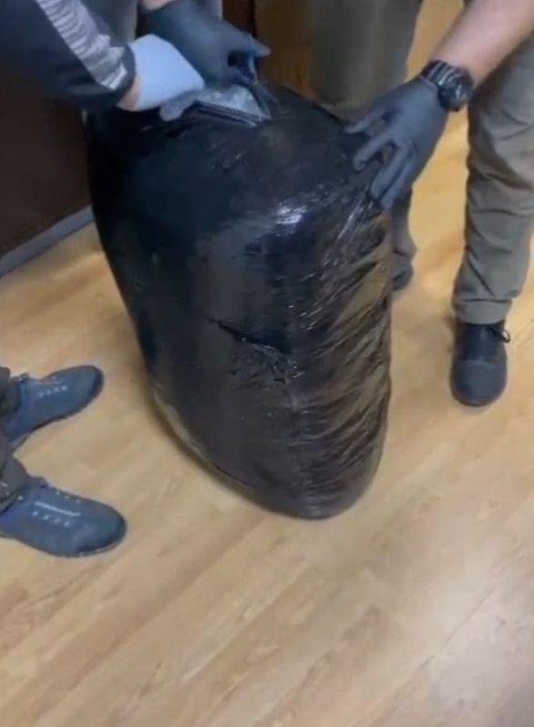 Ce au descoperit poliţiştii clujeni în frigiderul unui tânăr de 31 de ani