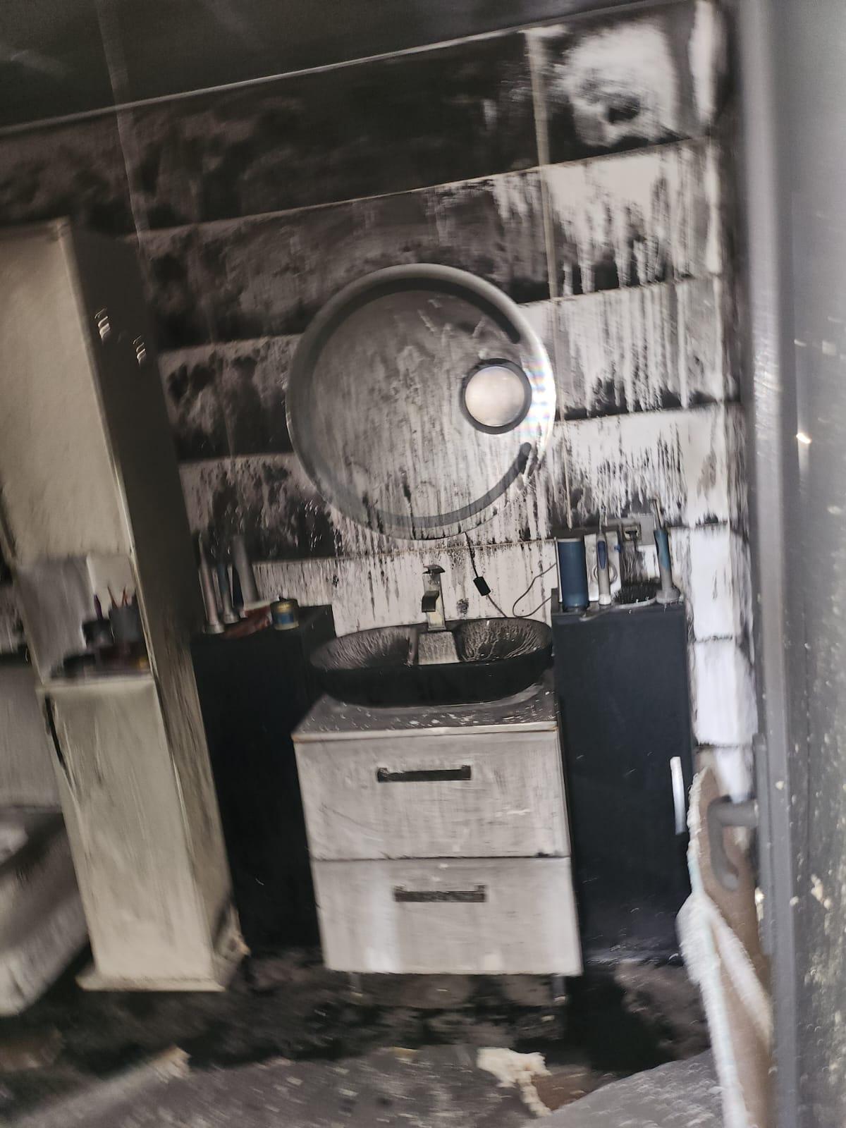 Pisicuţa Miţi, eroină pentru stăpânii săi. I-a salvat din incendiul care le-a cuprins casa din Ilfov. Felina a rămas captivă în interior