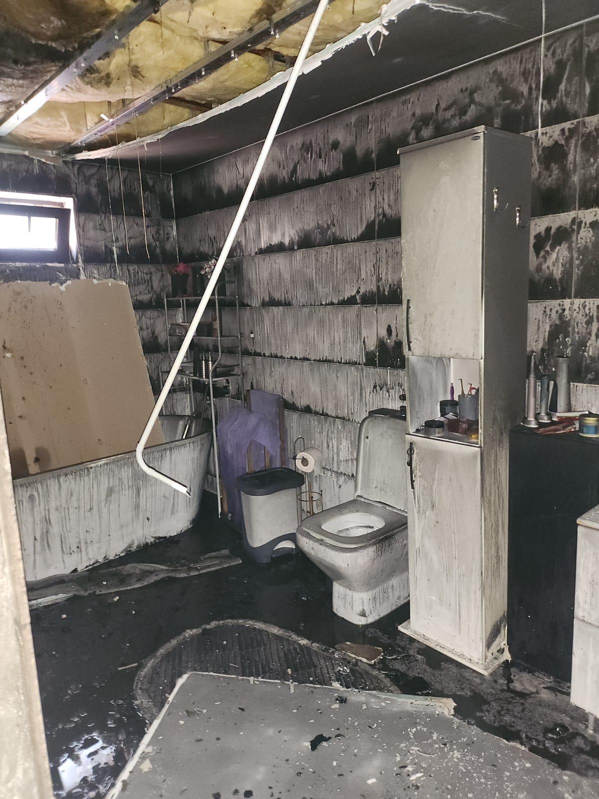 Pisicuţa Miţi, eroină pentru stăpânii săi. I-a salvat din incendiul care le-a cuprins casa din Ilfov. Felina a rămas captivă în interior