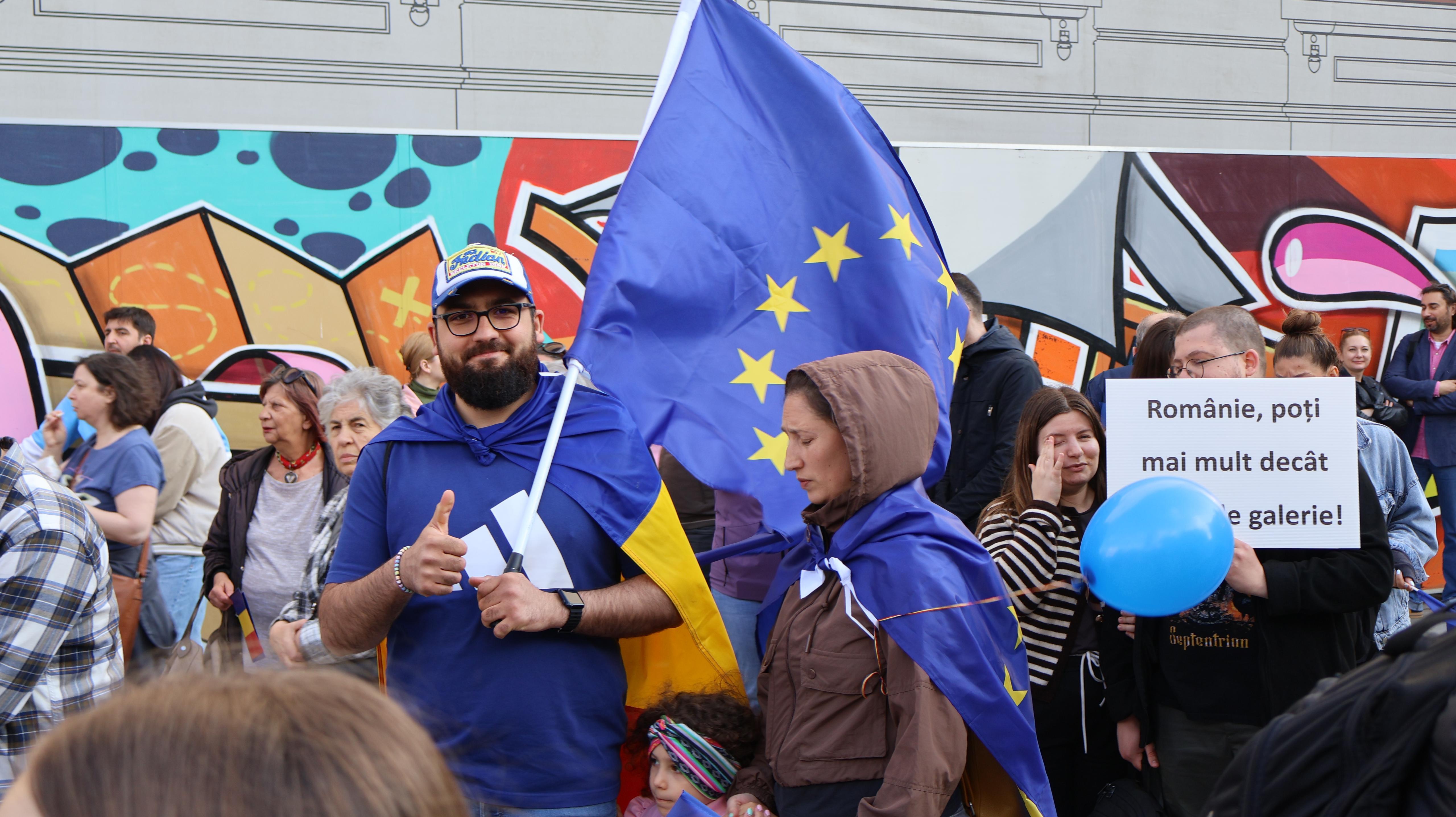 LIVE VIDEO. Marş proeuropean în Bucureşti. Mii de oameni, la Universitate: "România se află într-un punct de cotitură"