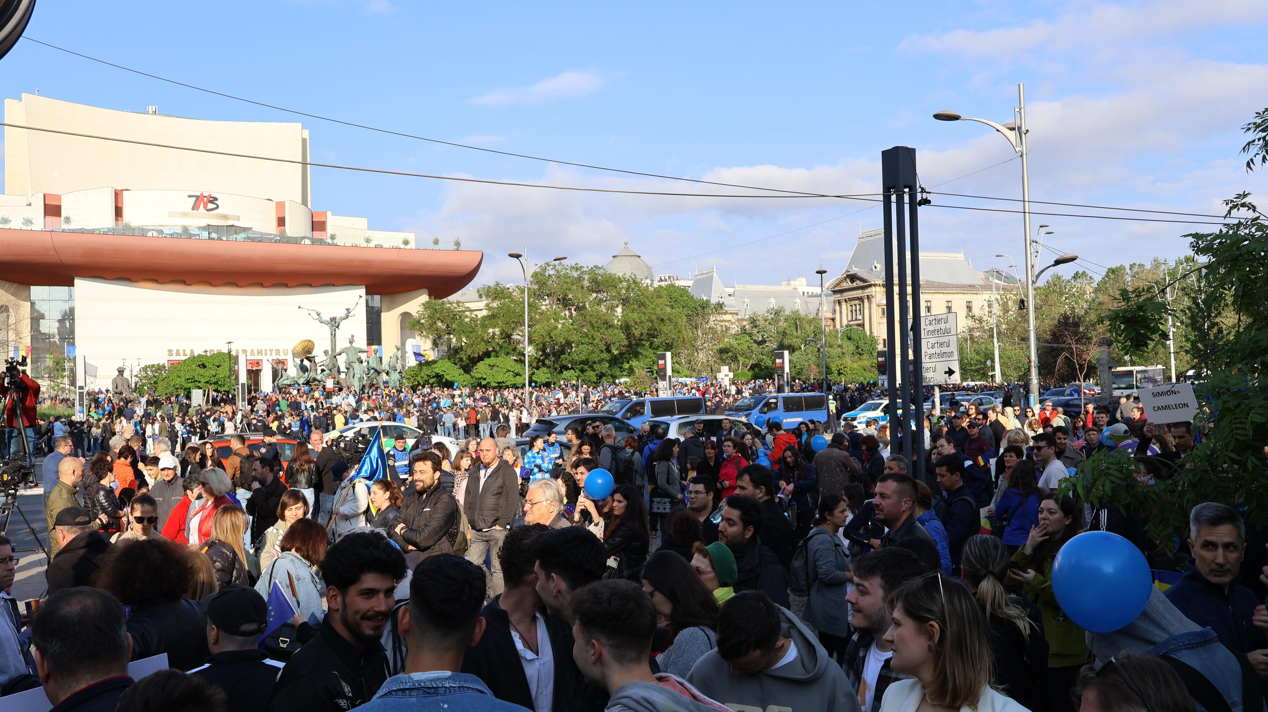 LIVE VIDEO. Marş proeuropean în Bucureşti. Mii de oameni, la Universitate: "România se află într-un punct de cotitură"
