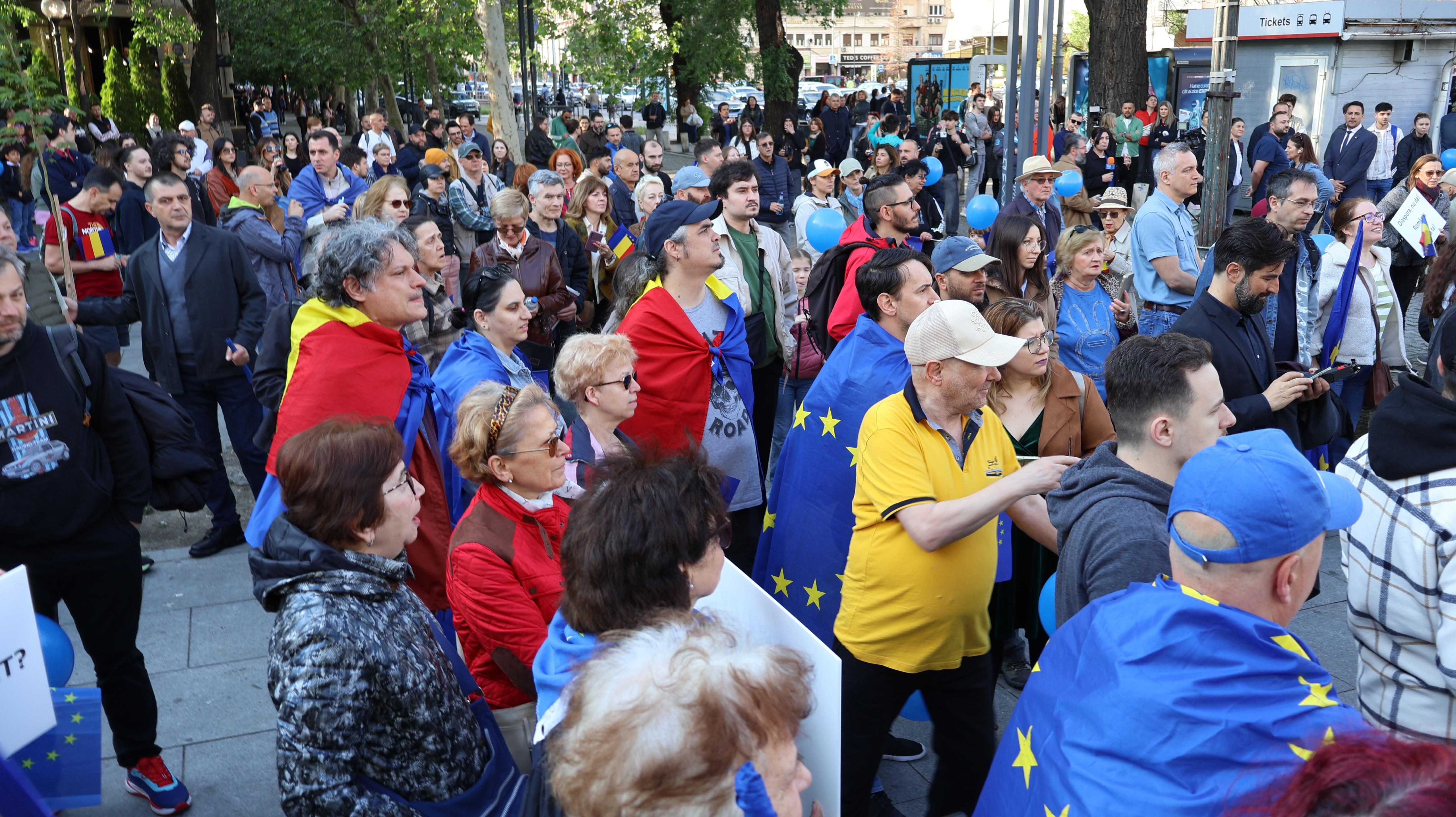 LIVE VIDEO. Marş proeuropean în Bucureşti. Mii de oameni, la Universitate: "România se află într-un punct de cotitură"