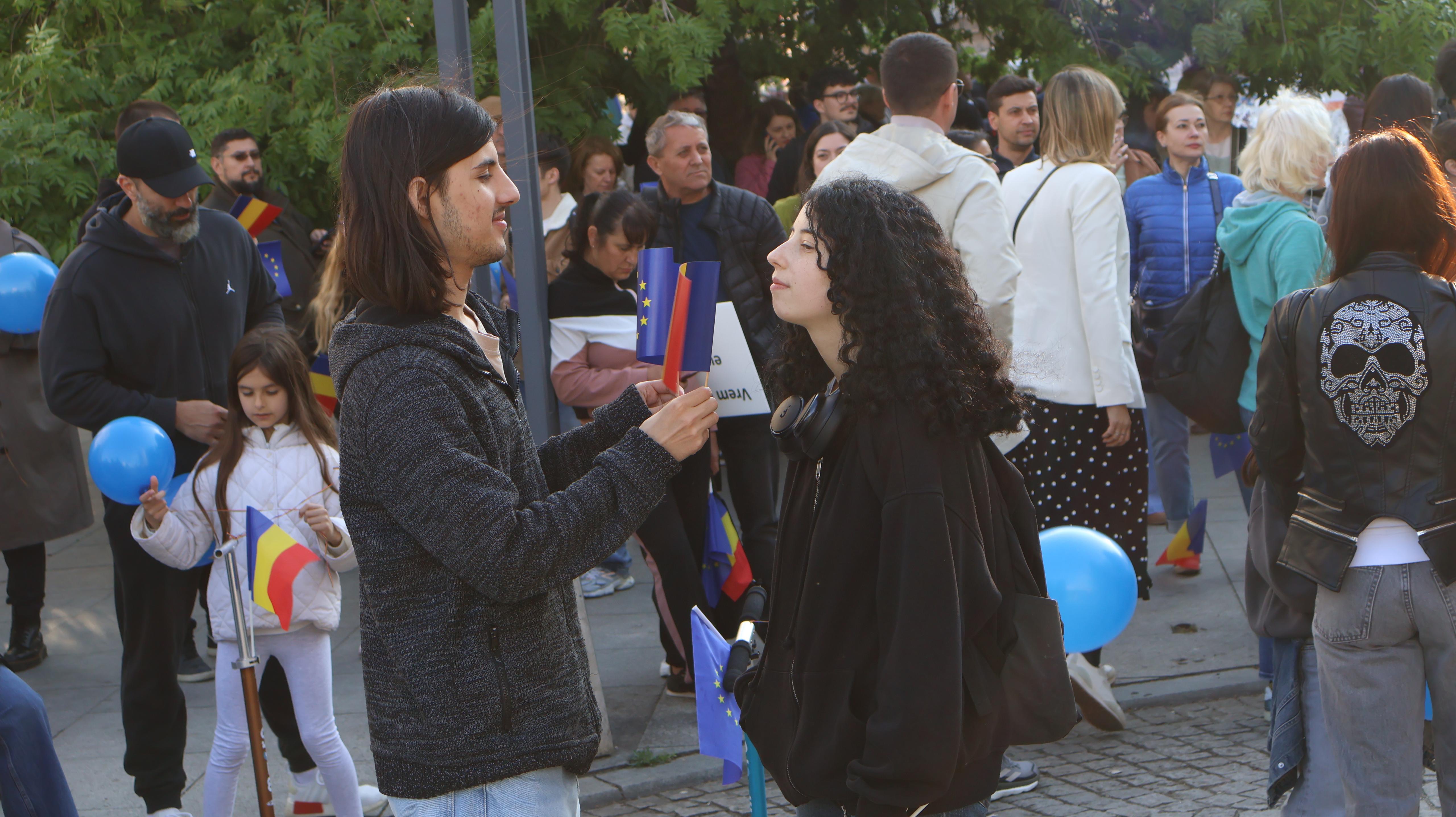LIVE VIDEO. Marş proeuropean în Bucureşti. Mii de oameni, la Universitate: "România se află într-un punct de cotitură"