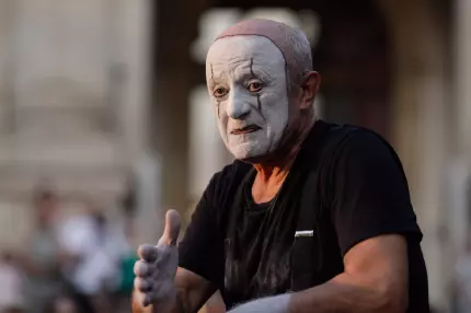 Actorul Mihai Mălaimare în rol de mim Mihai Mălaimare, mesaj controversat: "Turul II vine ca un val imens și veți ajunge în canal sau la canal". Reacţia IICCMER