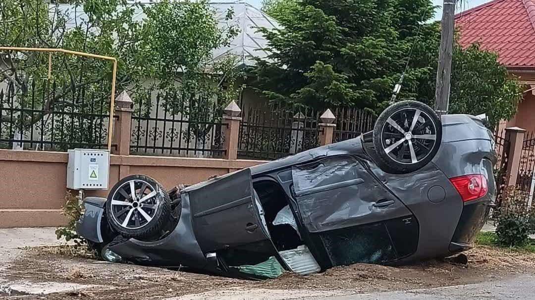 Un bebeluş şi mama lui au ajuns la spital, după ce maşina în care se aflau a fost lovită de o autoutilitară, în Brăila