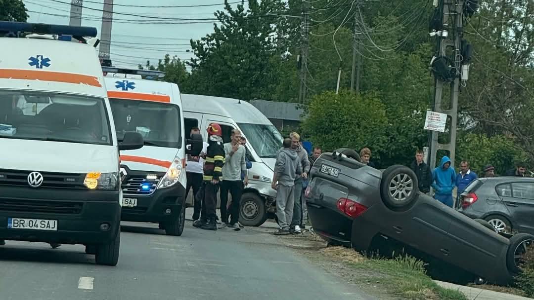 Un bebeluş şi mama lui au ajuns la spital, după ce maşina în care se aflau a fost lovită de o autoutilitară, în Brăila