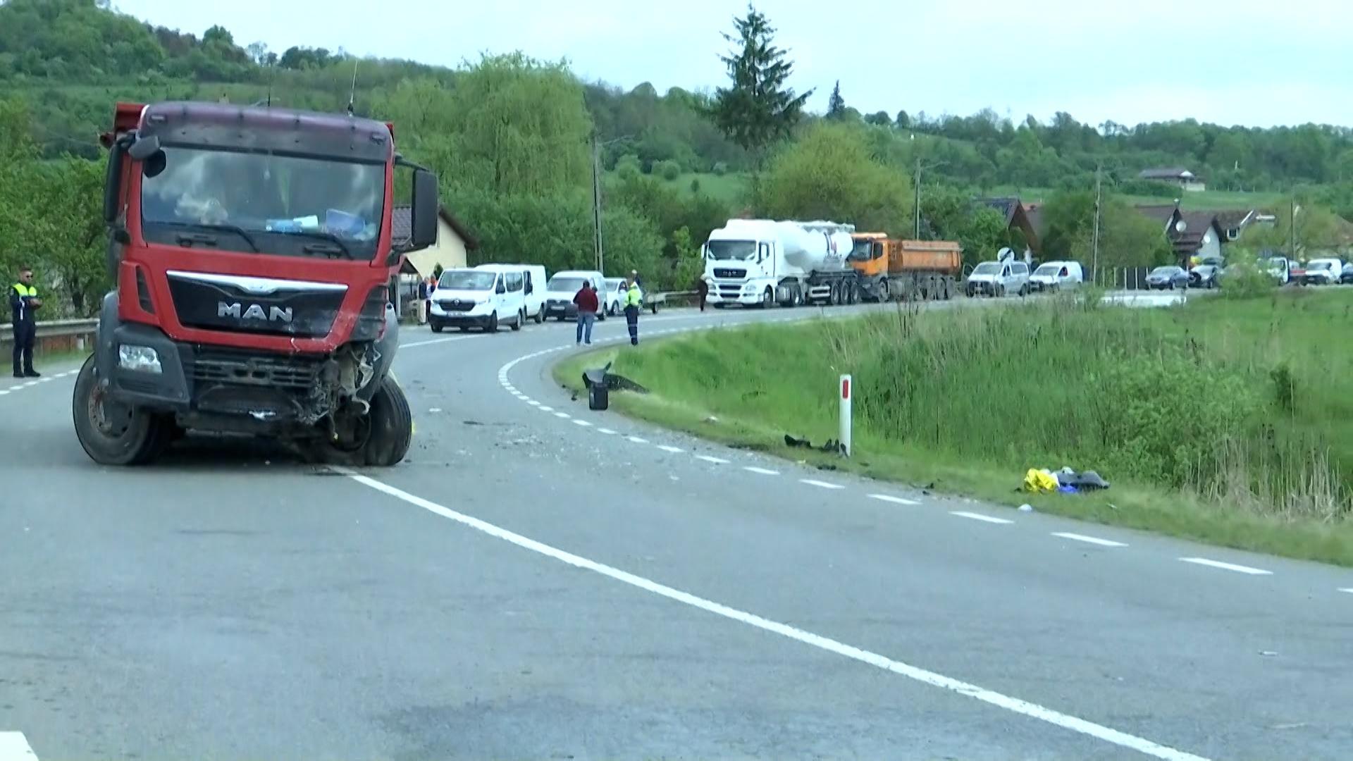 Familie decimată pe un drum din Cluj: Venise din Italia pentru o nuntă, dar a rămas captivă în maşina cuprinsă de flăcări. Doar doi supravieţuitori