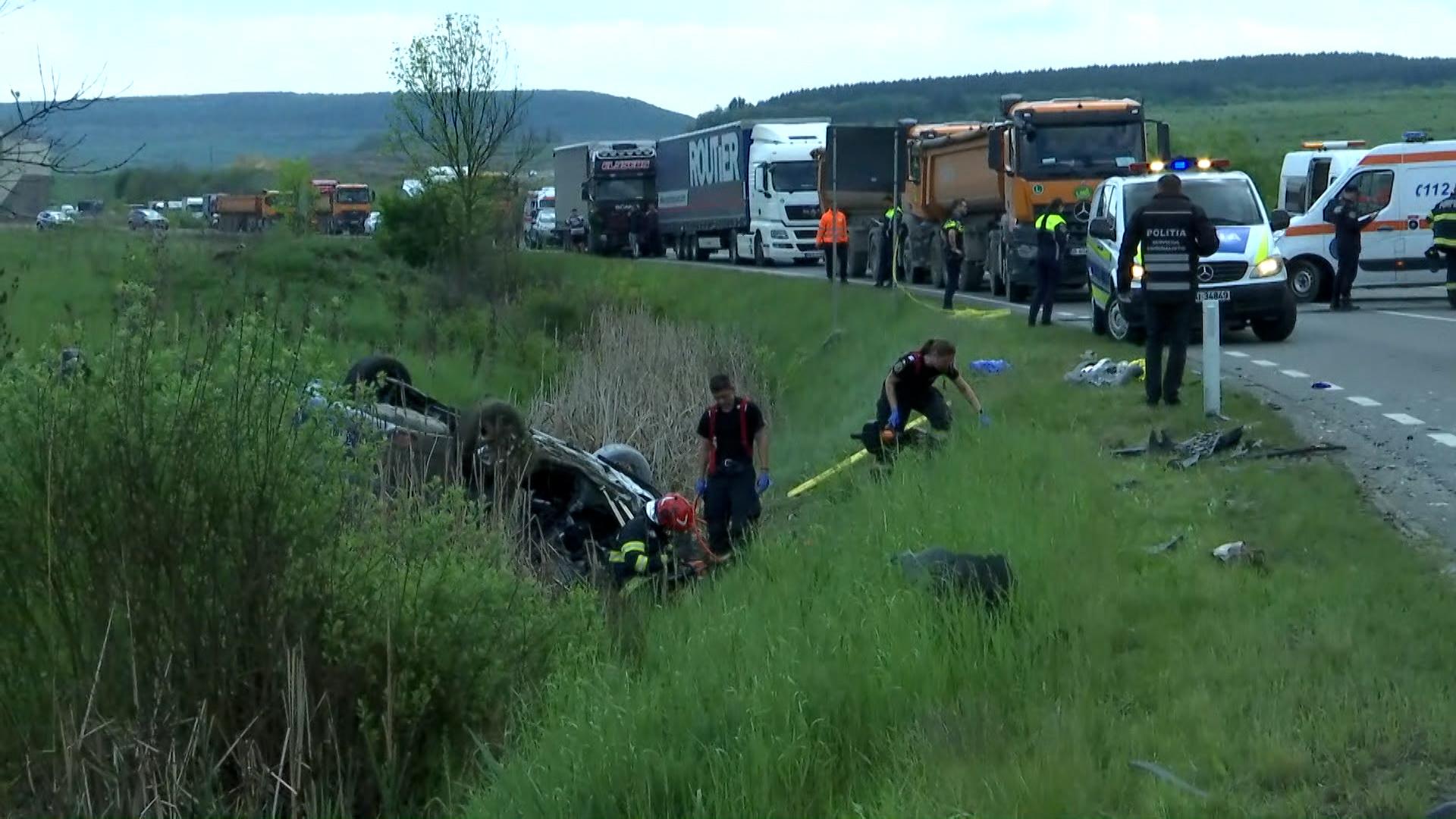 Familie decimată pe un drum din Cluj: Venise din Italia pentru o nuntă, dar a rămas captivă în maşina cuprinsă de flăcări. Doar doi supravieţuitori