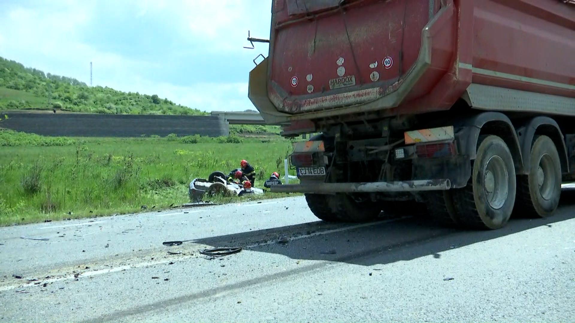 Familie decimată pe un drum din Cluj: Venise din Italia pentru o nuntă, dar a rămas captivă în maşina cuprinsă de flăcări. Doar doi supravieţuitori