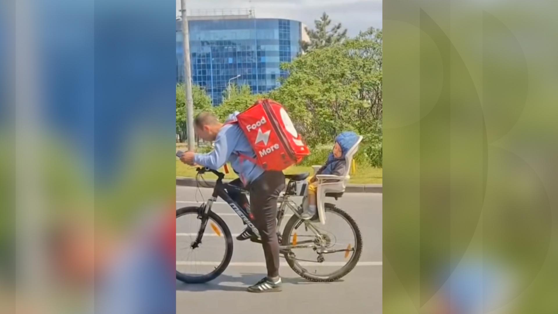 Visul livratorului surprins în trafic cu copilul pe bicicletă a fost împlinit. Aurel a primit un scuter ca să-şi poată câştiga pâinea mai uşor