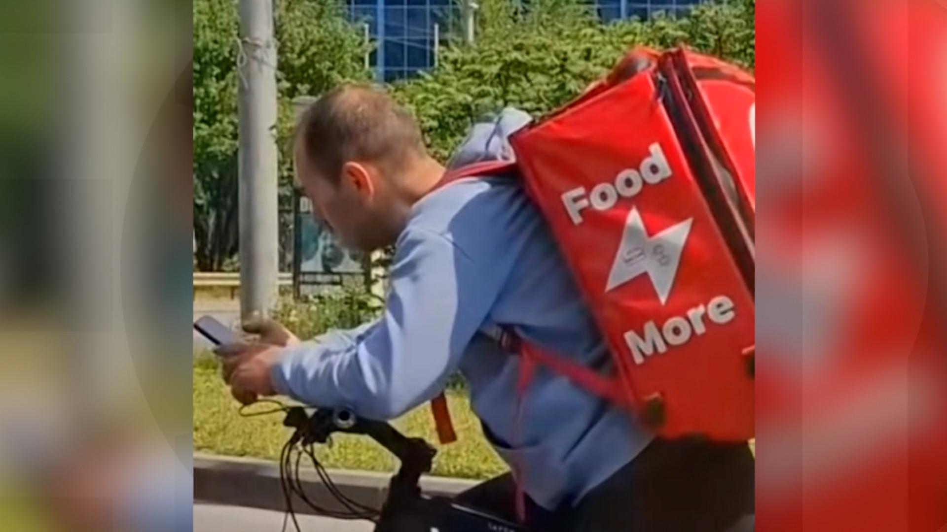 Visul livratorului surprins în trafic cu copilul pe bicicletă a fost împlinit. Aurel a primit un scuter ca să-şi poată câştiga pâinea mai uşor
