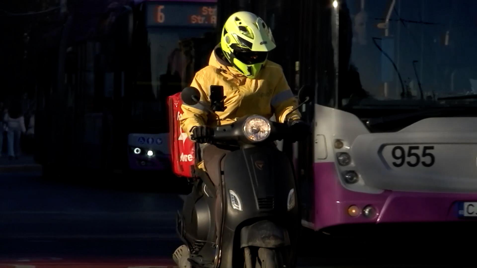 Visul livratorului surprins în trafic cu copilul pe bicicletă a fost împlinit. Aurel a primit un scuter ca să-şi poată câştiga pâinea mai uşor