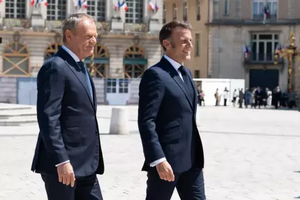 Donald Tusk şi Emmanuel Macron Macron cere un plan americano-european de încetare a focului în Ucraina şi ameninţă cu "sancţiuni masive"