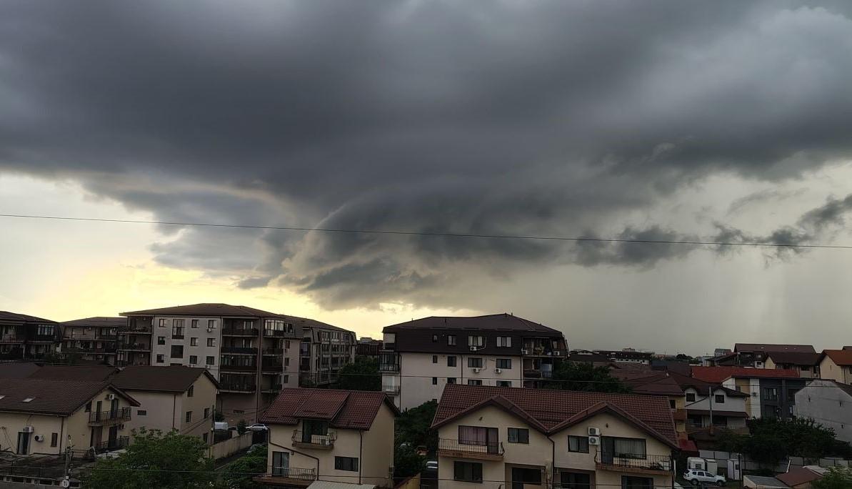 16 judeţe intră de la ora 14.00 sub avertizare de vreme severă. Ploi, grindină şi vijelii până diseară