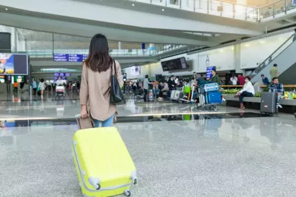 Femeie în aeroport care călătoreşte O femeie din UK a călătorit singură în 70 de ţări. Locul unde n-ar vrea să se mai întoarcă: "Înfricoşător"