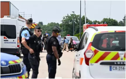 Un francez de 15 ani a ucis cu un cuțit o supraveghetoare care îi controla ghiozdanul la intrarea în școală Un francez de 15 ani a ucis cu un cuțit o supraveghetoare care îi controla ghiozdanul la intrarea în școală