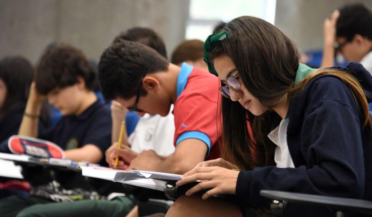 Absolvenţii de liceu susţin, miercuri, proba obligatorie a profilului în cadrul examenului de Bacalaureat, iar pentru cei de la profil uman aceasta este Istoria.