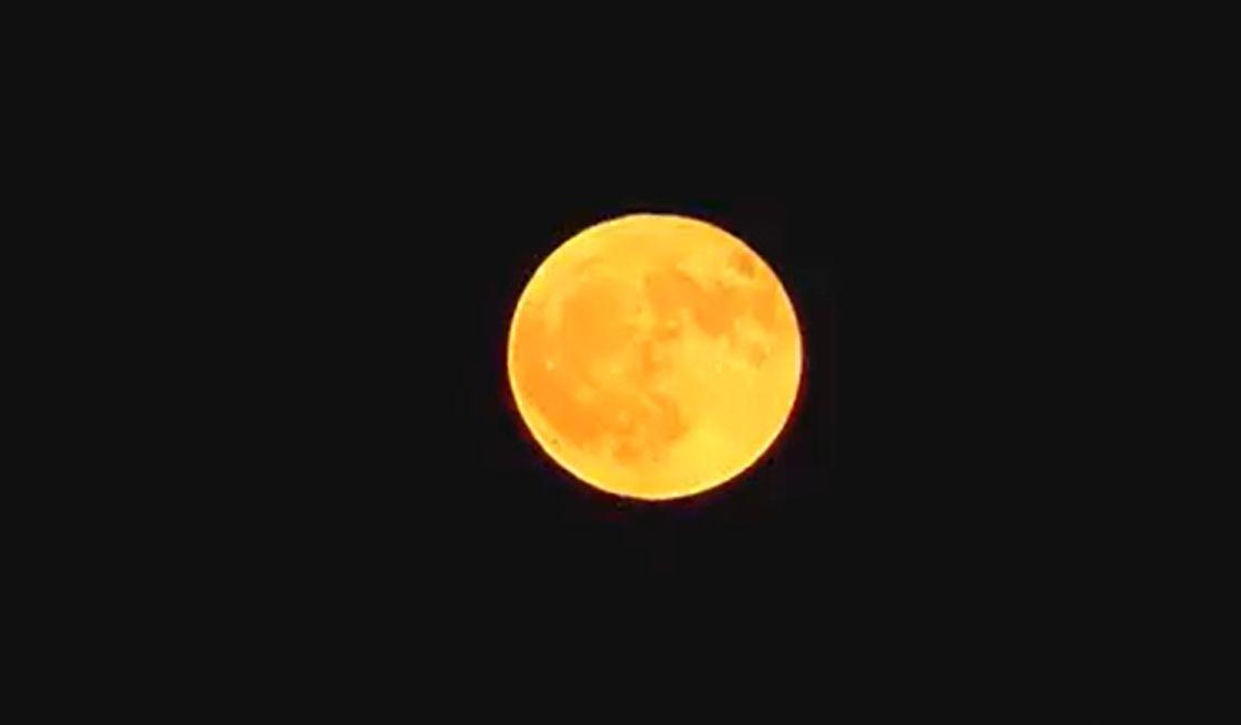 Spectacol pe cerul României: "Luna Căpşună" s-a aflat la cea mai mică înălţime pe cer din ultimii 18 ani
