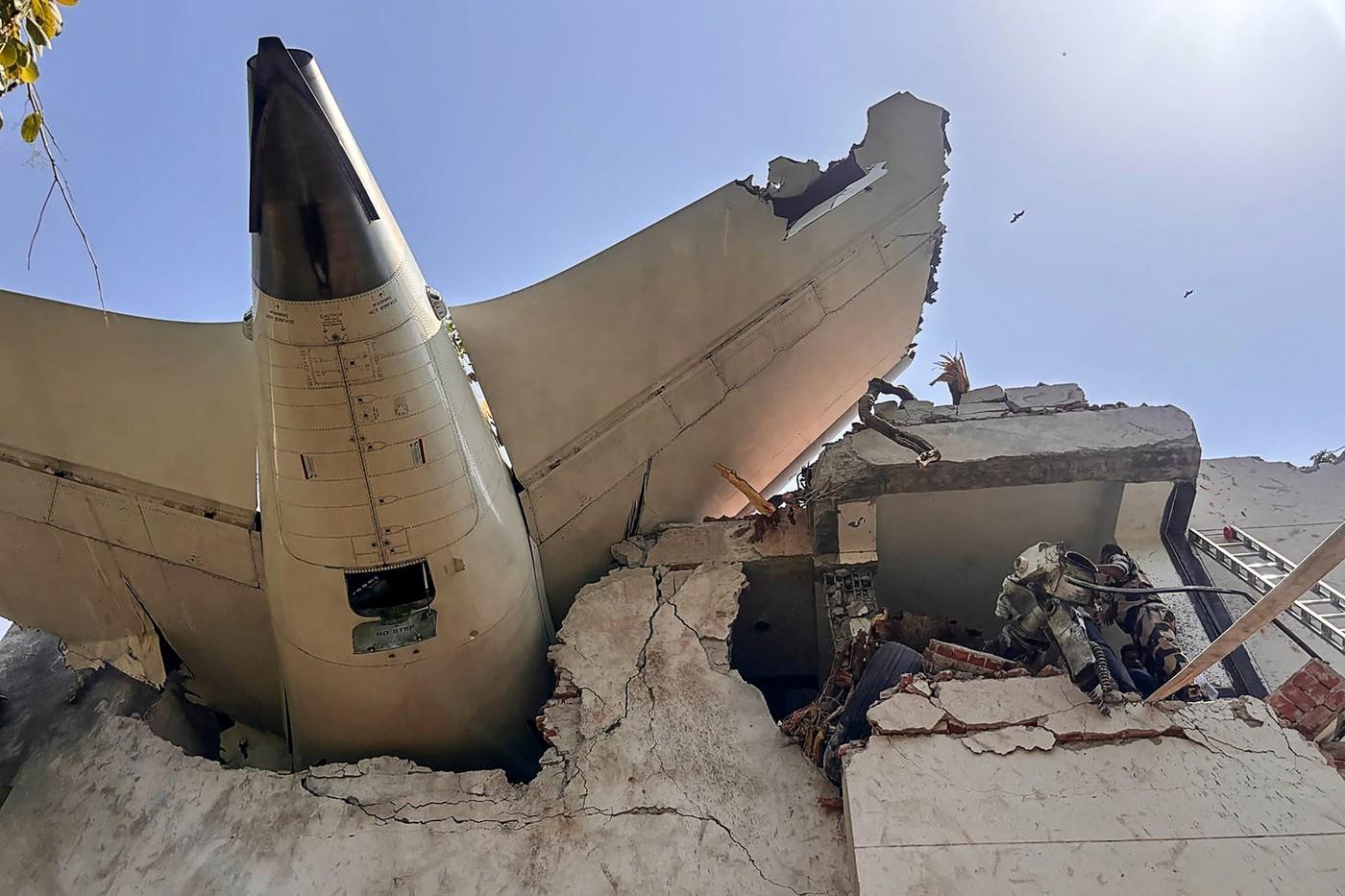 Un avion Boeing 787, cu 242 de persoane la bord, s-a prăbuşit în India la un minut după decolare. VIDEO