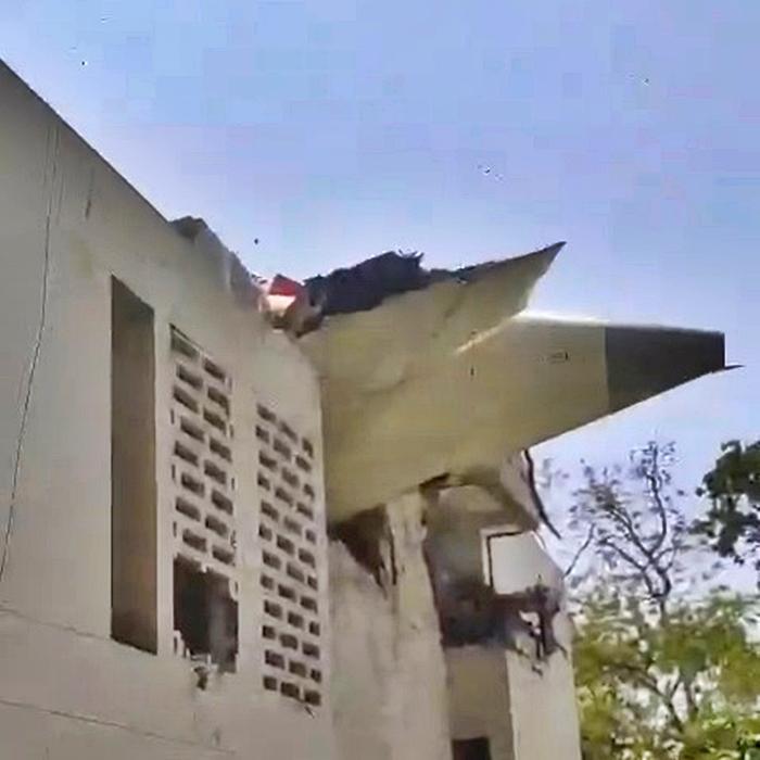 Coada avionului prăbuşit în India, rămasă pe acoperișul unei clădiri: "Fiul meu a sărit de la etajul doi"