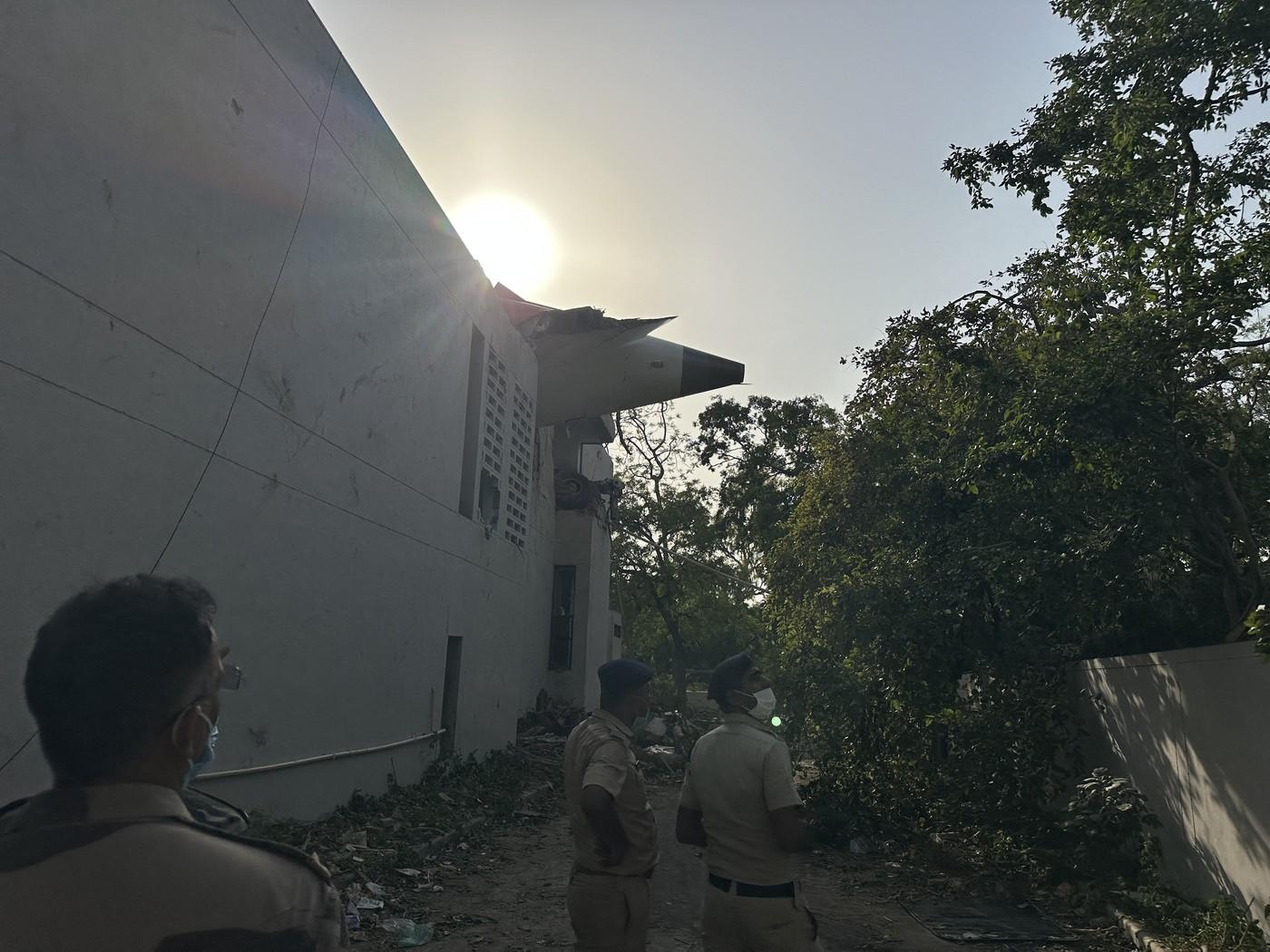 Coada avionului prăbuşit în India, rămasă pe acoperișul unei clădiri: "Fiul meu a sărit de la etajul doi"