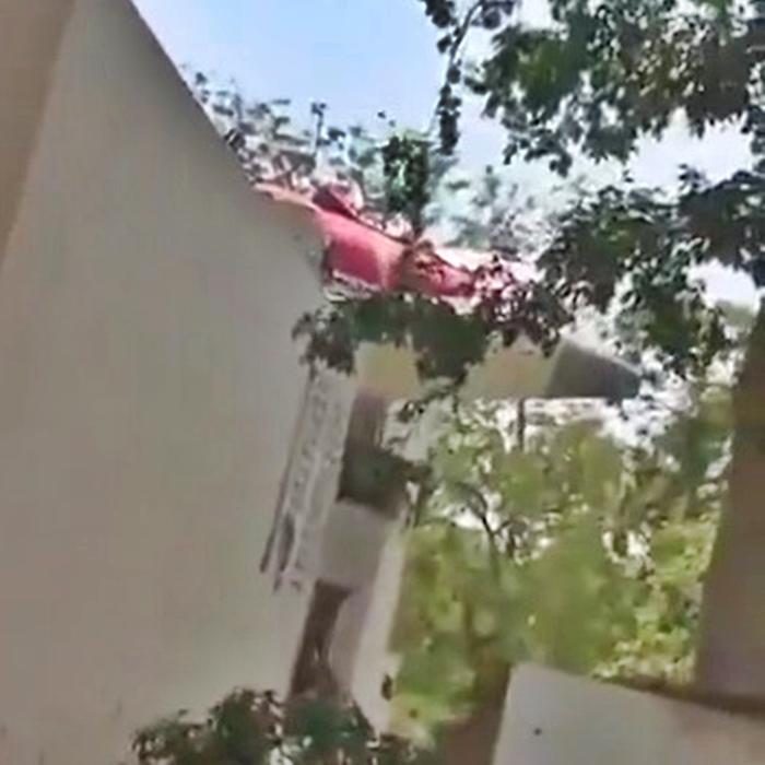 Coada avionului prăbuşit în India, rămasă pe acoperișul unei clădiri: "Fiul meu a sărit de la etajul doi"