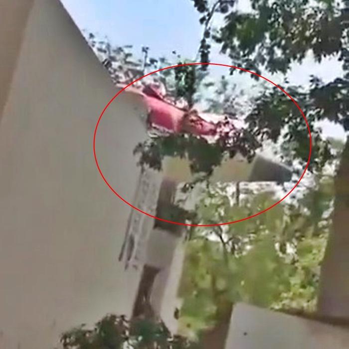 Coada avionului prăbuşit în India, rămasă pe acoperișul unei clădiri: "Fiul meu a sărit de la etajul doi"