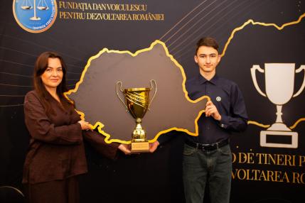 Albert Vlădescu, copilul cu minte de savant, finalist al campaniei „100 de tineri pentru dezvoltarea României” Albert Vlădescu, copilul cu minte de savant, finalist al campaniei „100 de tineri pentru dezvoltarea României”