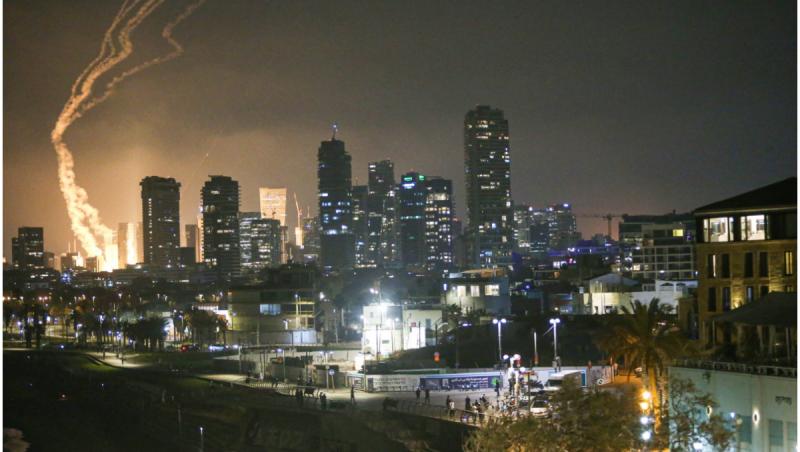Iran a lansat zeci de rachete balistice asupra Israelului. Explozii la Tel Aviv