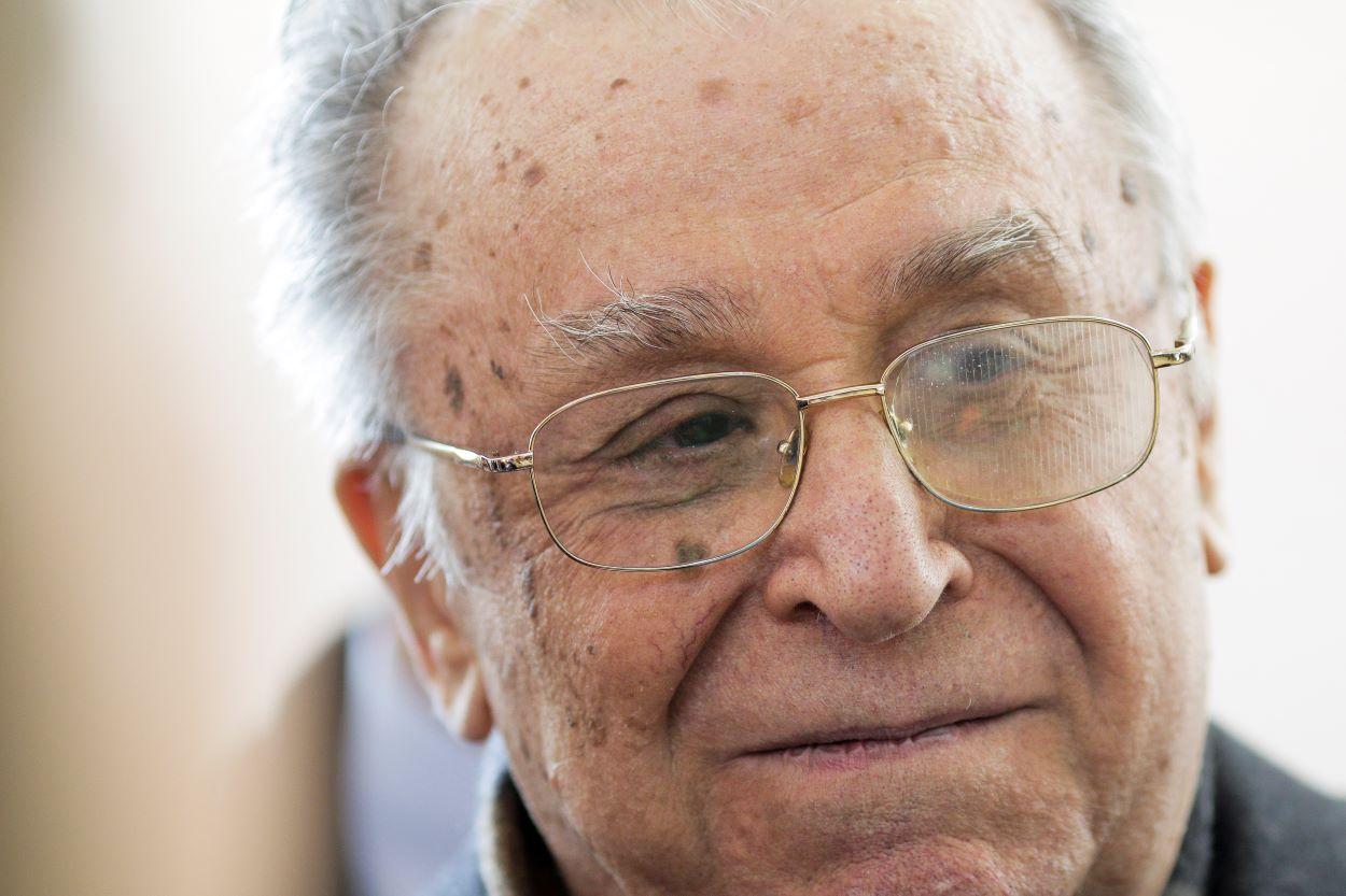 Ion Iliescu, "foarte fragil" şi cu "multiple boli cronice". Fostul preşedinte, în continuare la ATI