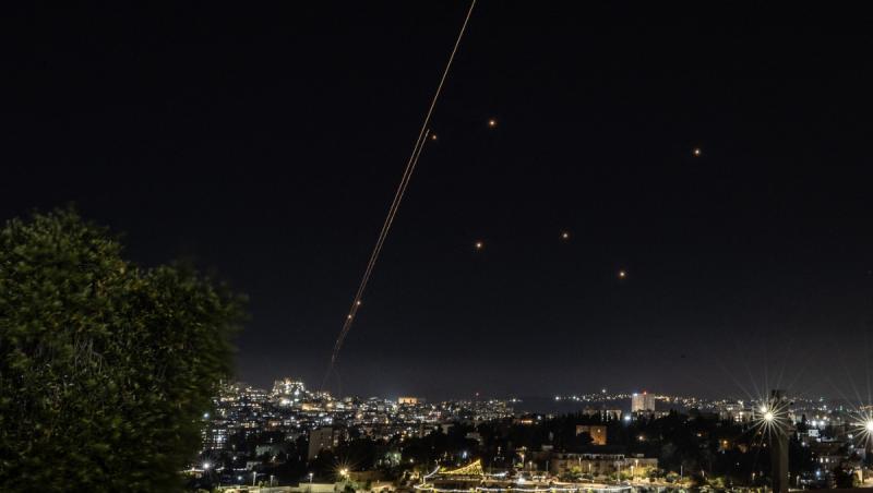 Momentul în care rachete iraniene trec de scutul Iron Dome al Israelului și lovesc Tel Aviv