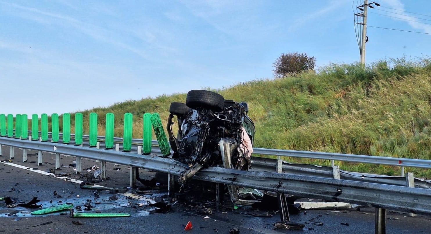 Dezastru pe un drum din Dolj, între Slatina şi Craiova. Mașina unui tânăr de 21 de ani, făcută praf