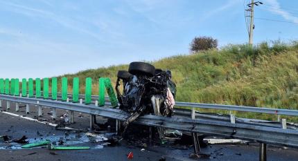 GALERIE FOTO Dezastru pe un drum din Dolj, între Slatina şi Craiova. Mașina unui tânăr de 21 de ani, făcută praf