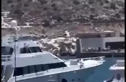 Un elicopter scăpat de sub control Momentul în care un elicopter cu 4 americani la bord se prăbuşeşte în mare, în Grecia. Pilotul, arestat