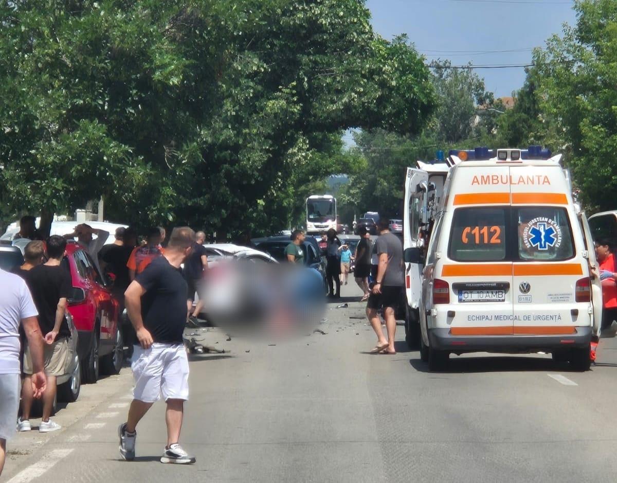Accident dramatic între trei maşini, surprins de camere pe DN 65 Balş. Un vehicul a zburat pur şi simplu