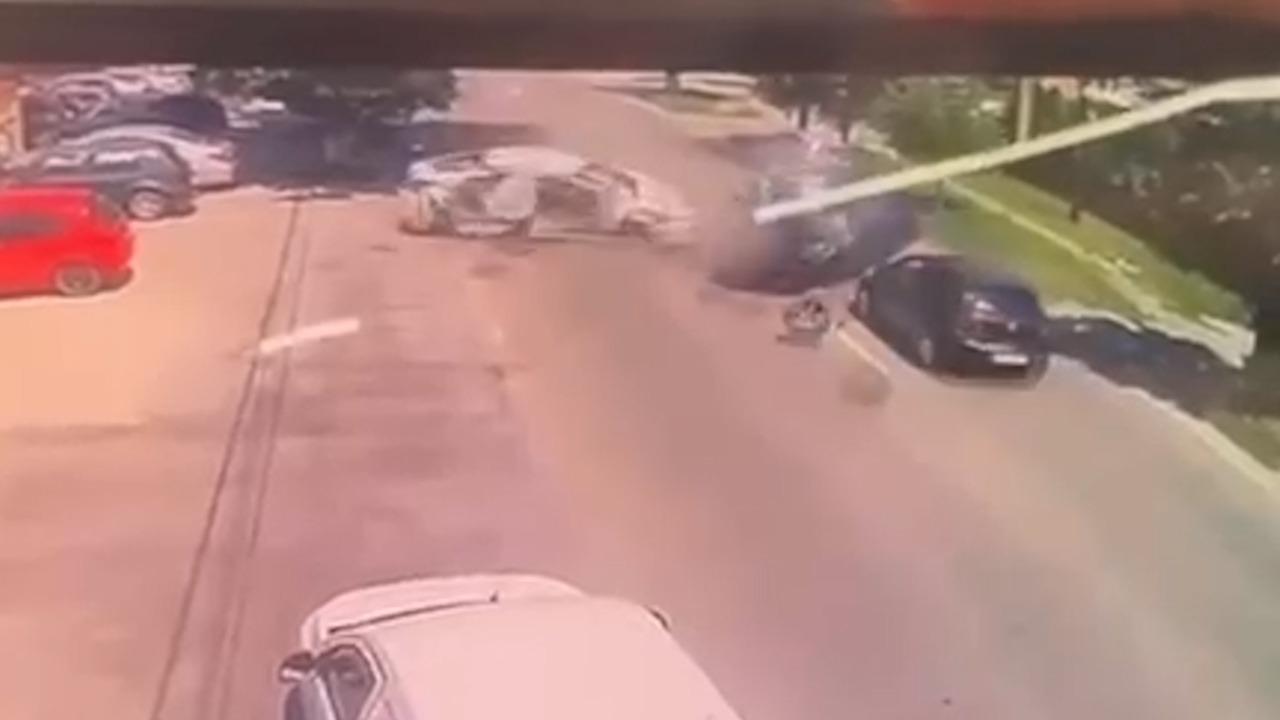 Accident dramatic între trei maşini, surprins de camere pe DN 65 Balş. Un vehicul a zburat pur şi simplu