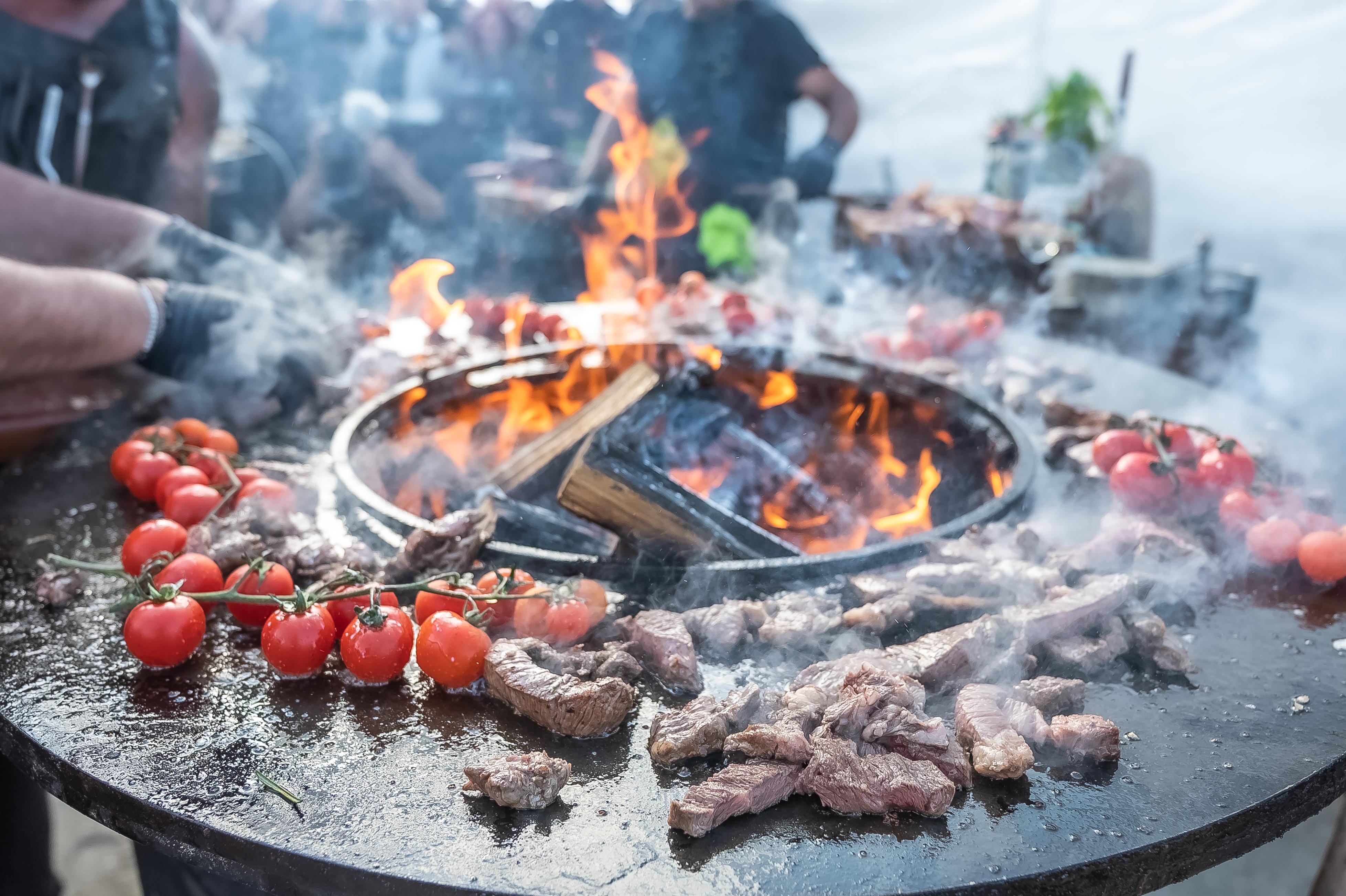 (P)GrillFest 2025: Auchan aduce gustul verii în prim-plan: carne românească și trucuri pentru un grătar reușit