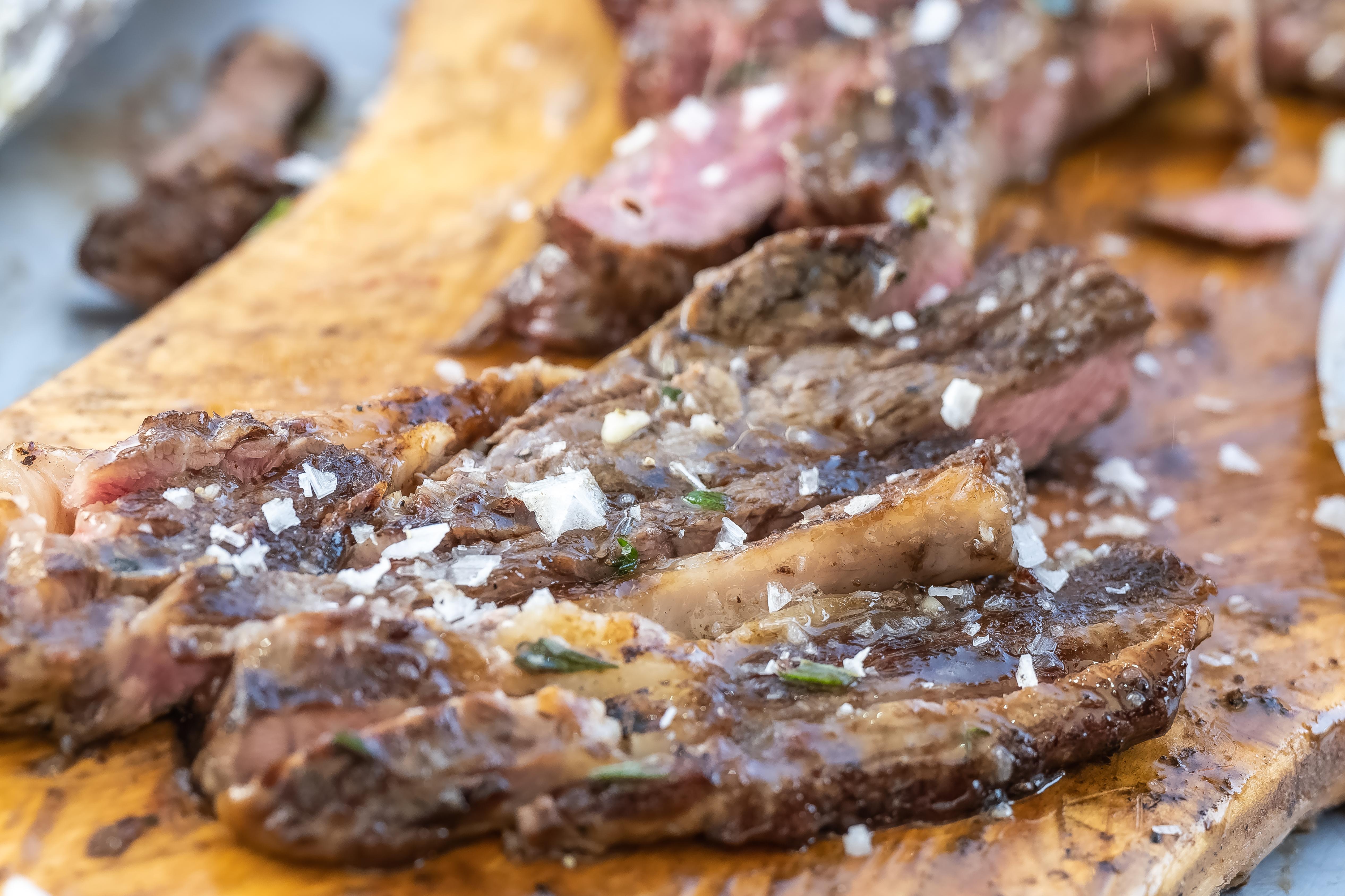 (P)GrillFest 2025: Auchan aduce gustul verii în prim-plan: carne românească și trucuri pentru un grătar reușit