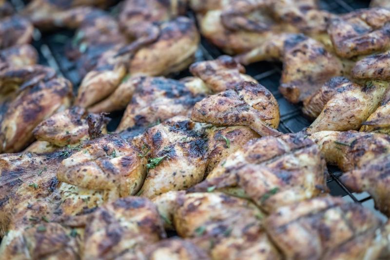 (P)GrillFest 2025: Auchan aduce gustul verii în prim-plan: carne românească și trucuri pentru un grătar reușit