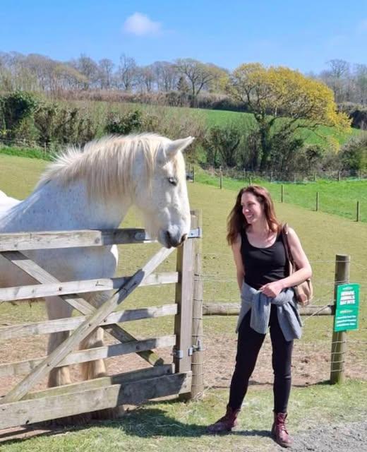 O britanică a murit împreună cu instructorul sub ochii iubitului ei, în timpul unui salt cu paraşuta